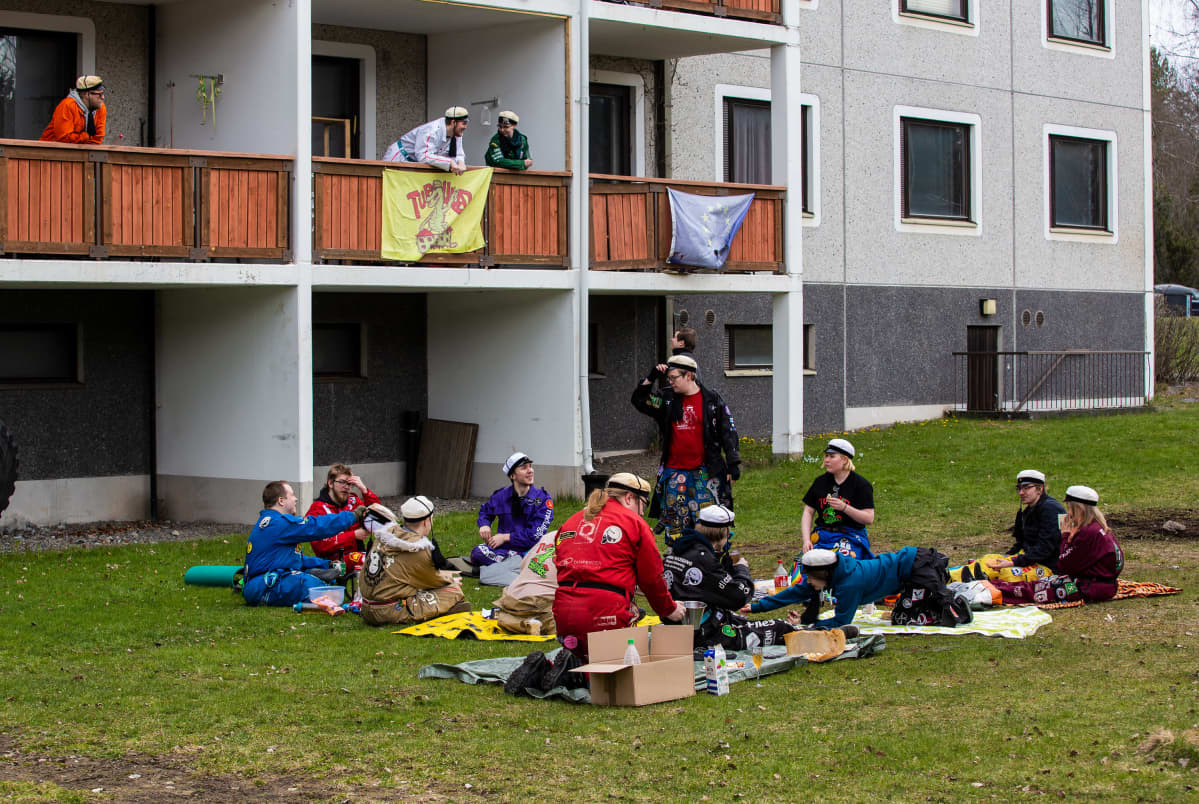 Opiskelijat juhlivat vappua Tampereen Annalassa.