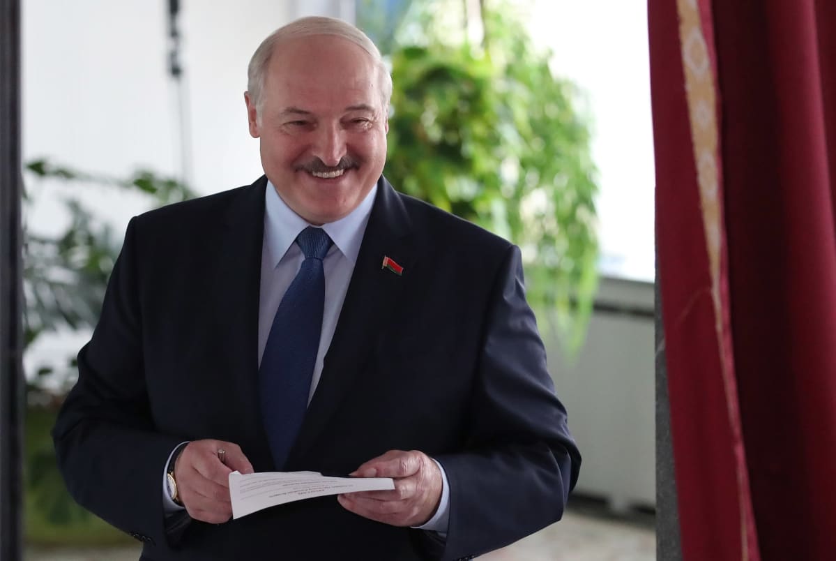 Valko-Venäjän istuva presidentti Aljaksandr Lukašenka äänestää presidentinvaaleissa.
