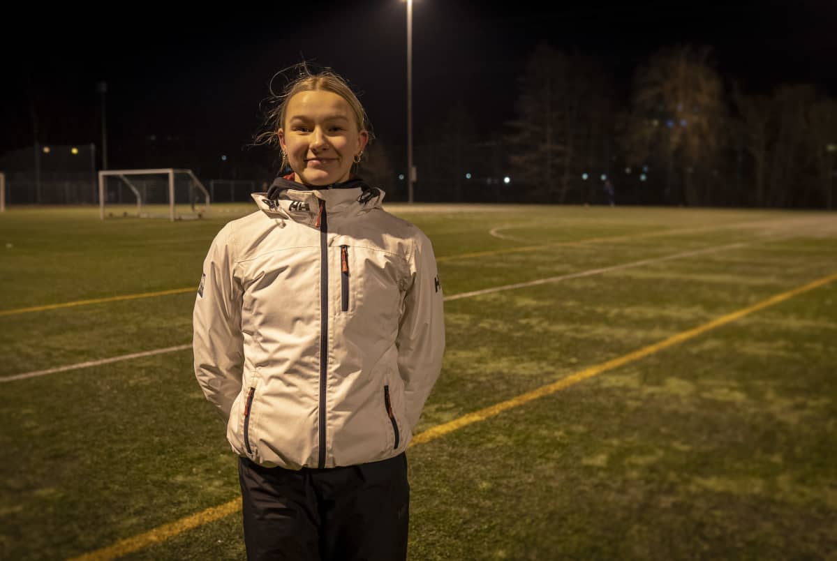 Nuoret yleisurheilijat harjoittelevat ulkosalla.