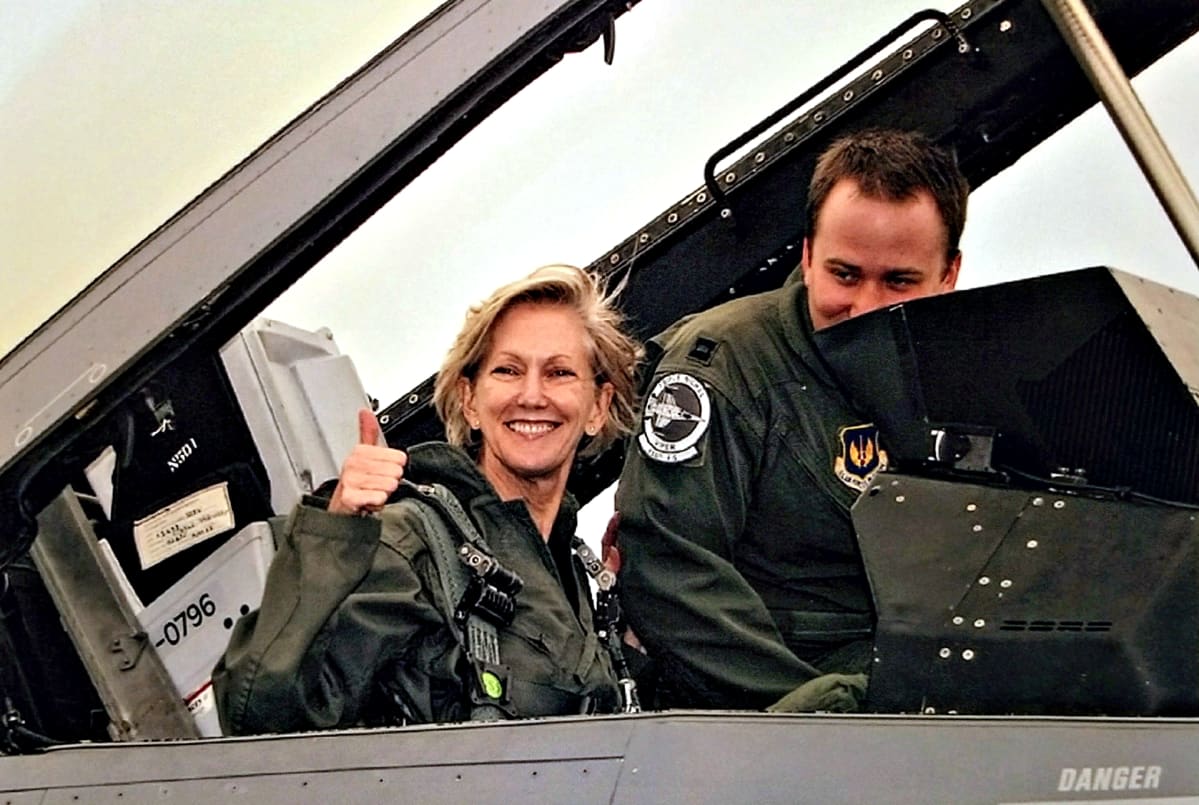 Nancy McEldowney lähdössä lennolle F-16 -hävittäjällä.