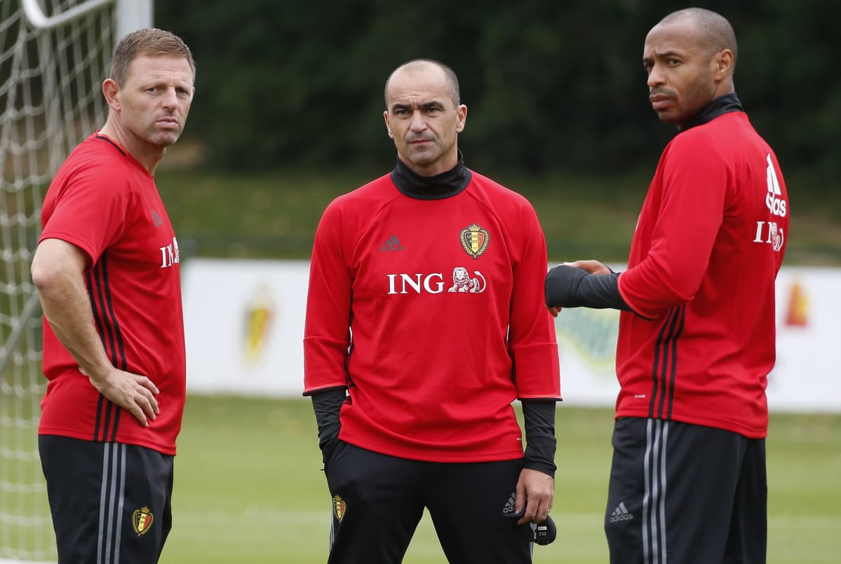Apuvalmentaja Grame Jones (oik.), päävalmentaja Roberto Martinez ja Therry Henry.