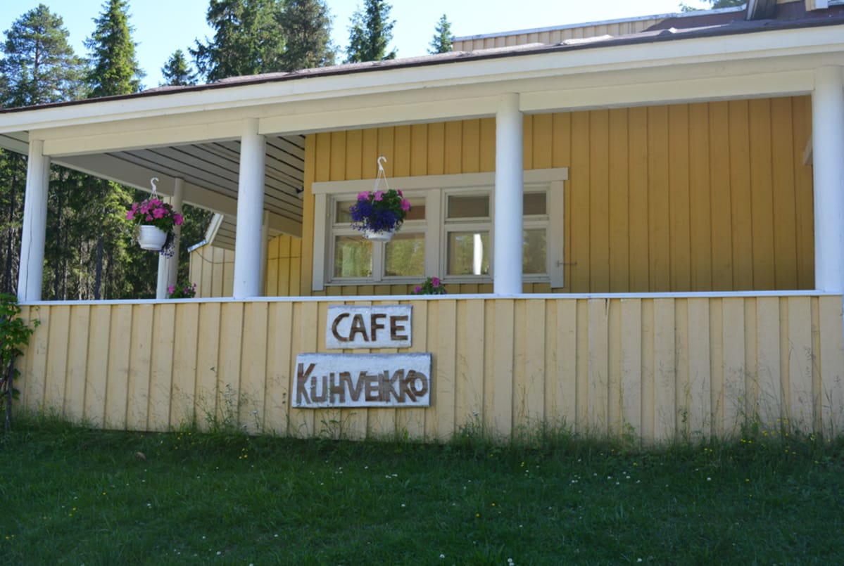 Kahvila Kuhveikko ulkoa kuvattuna.