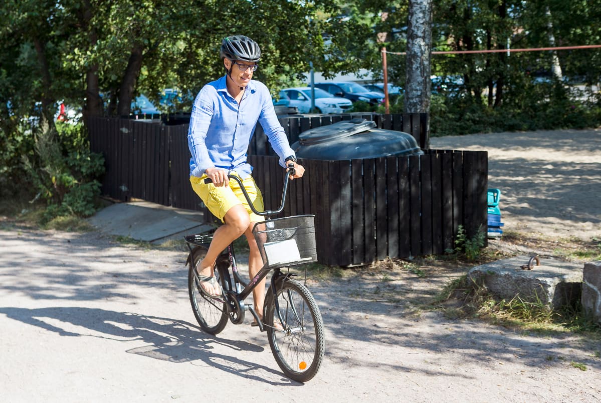 Alexsander Stubb saapuu tiedotustilaisuuteensa polkupyörällä.