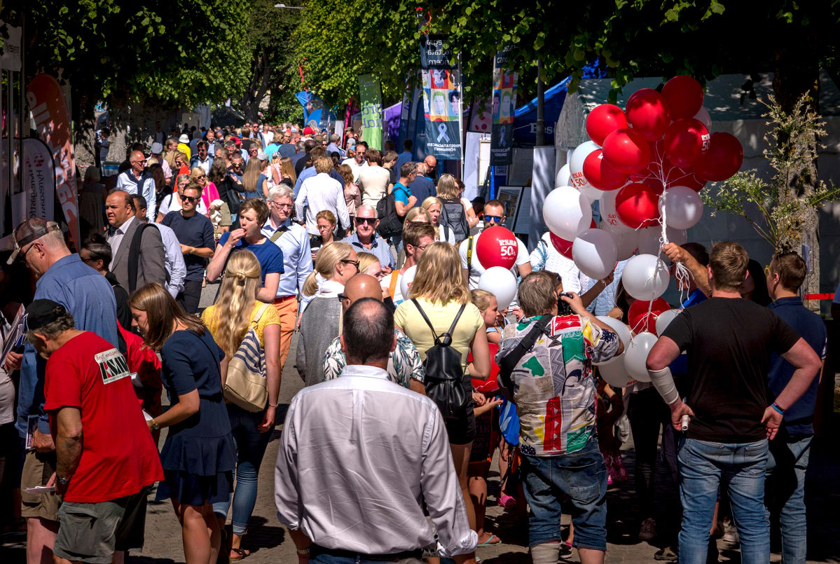 Almedalenin kadut ovat ruuhkaisia heinäkuun alkupäivinä. Erilaisia kampanjakojuja.