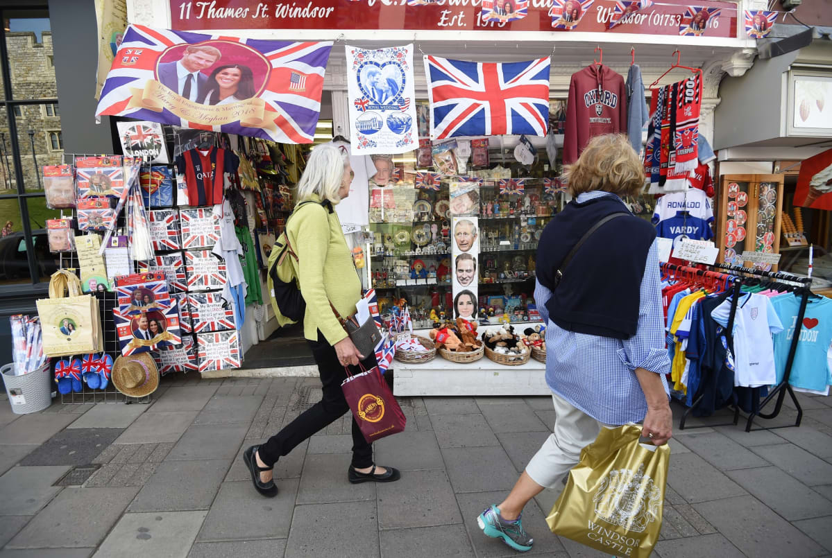 Turisteja hääkrääsäkaupan ulkopuolella Britanniassa.