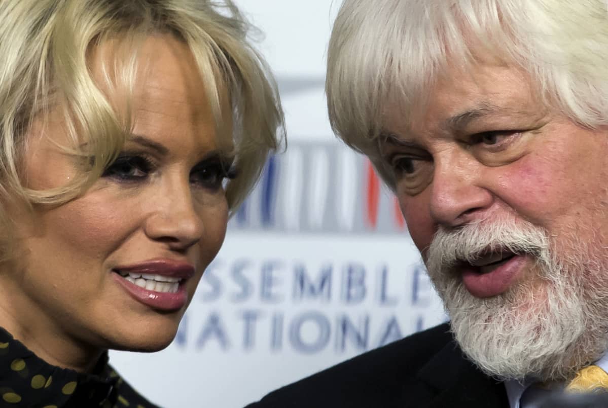 Pamela Anderson ja mertensuojelujärjestö Sea Sepherdin perustaja Paul Watson.