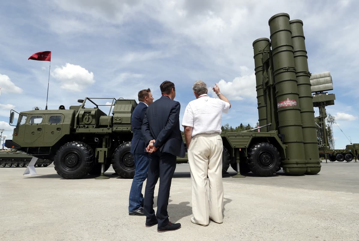 Vierailijat keskustelivat S-400-ohjuspuolustustusjärjestelmän vierellä sotilastapahtumassa Moskovan lähellä 25. kesäkuuta.