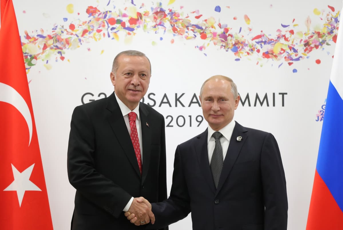 Turkin presidentti Recep Tayyip Erdoğan ja Venäjän presidentti Vladimir Putin G20-kokouksessa Japanissa kesäkuun lopussa.