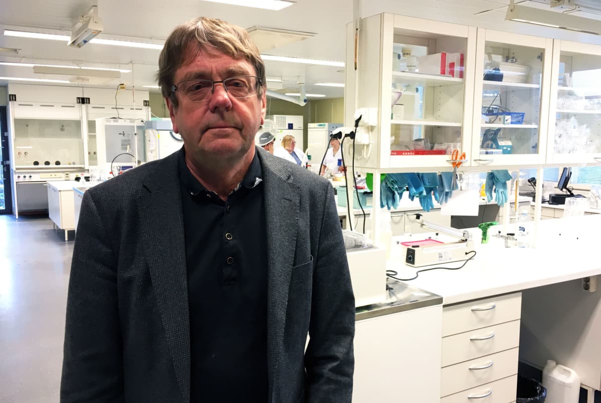 Seinäjoen alueen johtava hygieenikko Seppo Kangas Seilab -laboratoriossa.