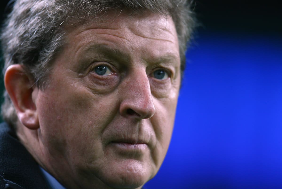 Roy Hodgson mietteliäänä Portossa Portugalin ja Suomen välisessä EM-karsintapelissä 21.11.2007.