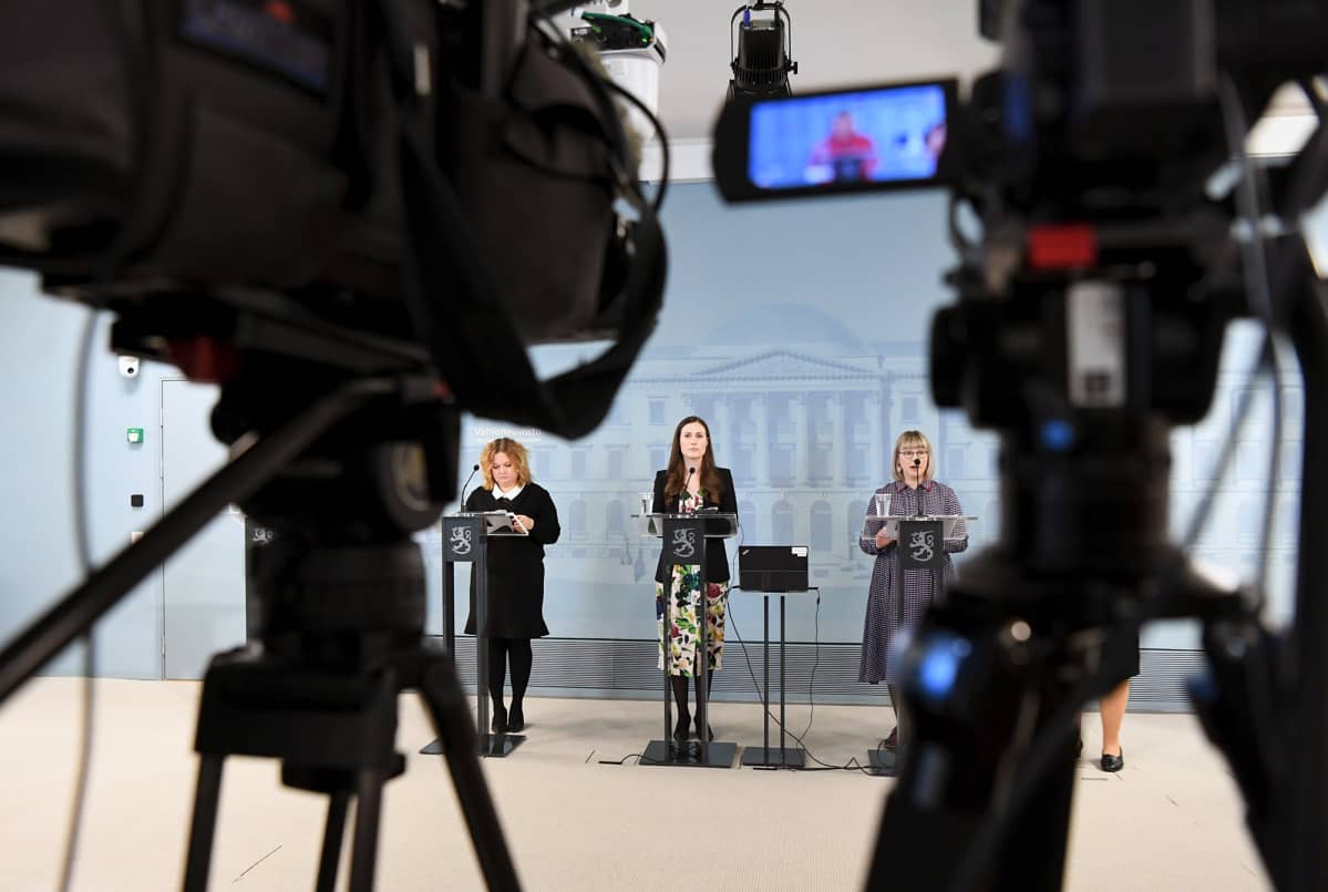 Krista Kiuru, Sanna Marin ja Aino-Kaisa Pekonen hallituksen tiedotustilaisuudessa Helsingissä.