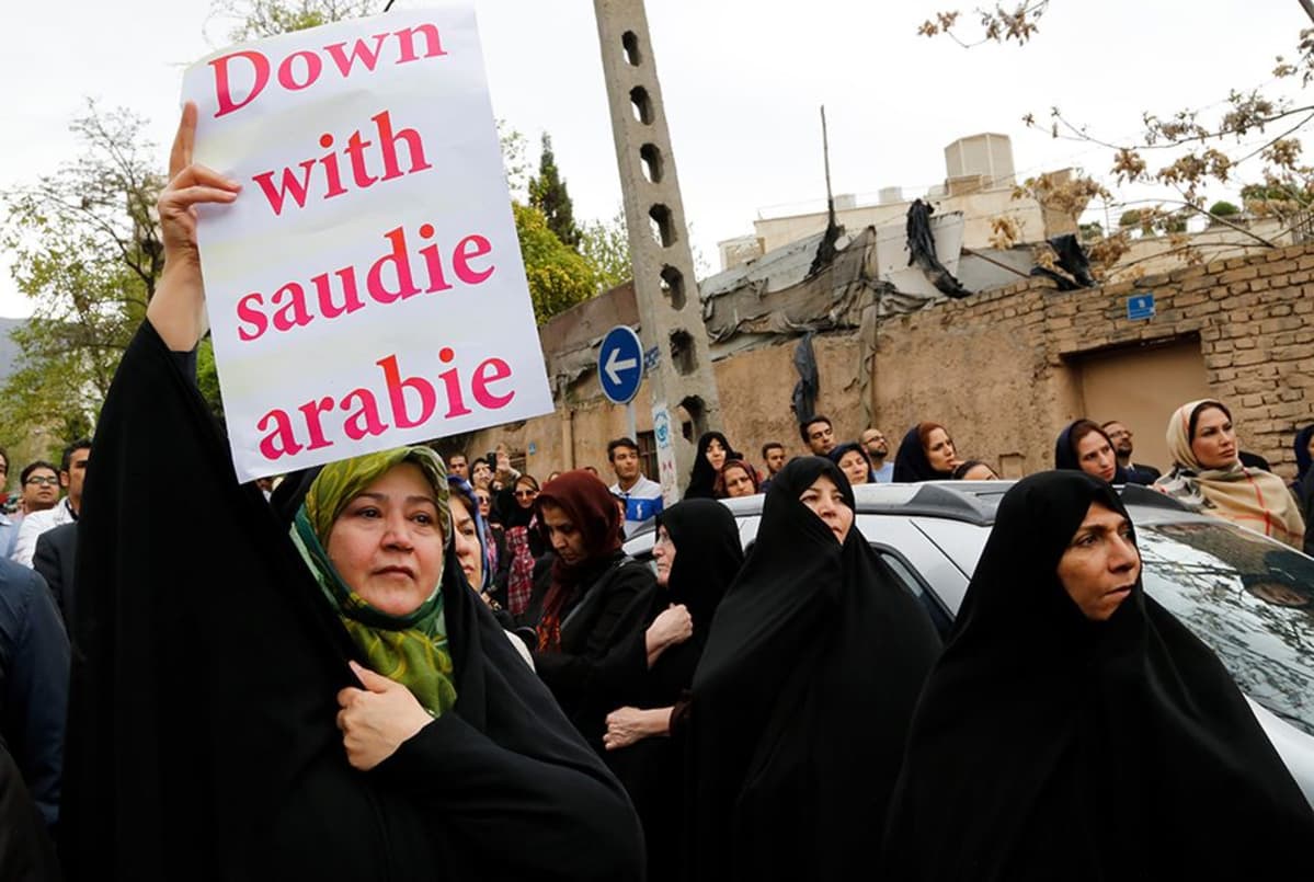 Iranilaisnaiset osallistuivat Saudi-Arabian vastaiseen mielenosoitukseen Teheranissa 11. huhtikuuta 2015.