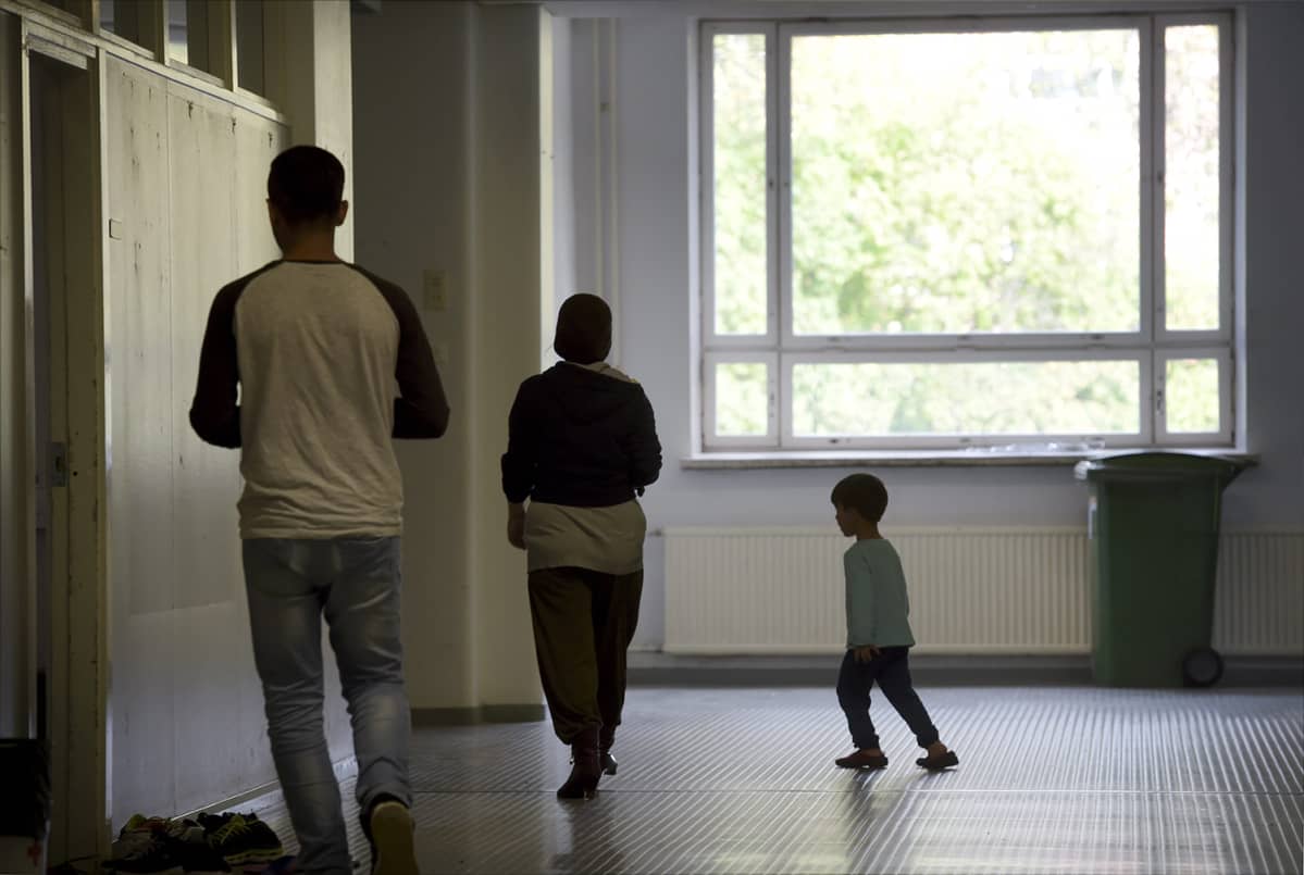 Irakilaisia turvapaikanhakijoita Lahdessa Hennalan entiseen varuskuntaan avatussa vastaanottokeskuksessa 25. syyskuuta 2015.