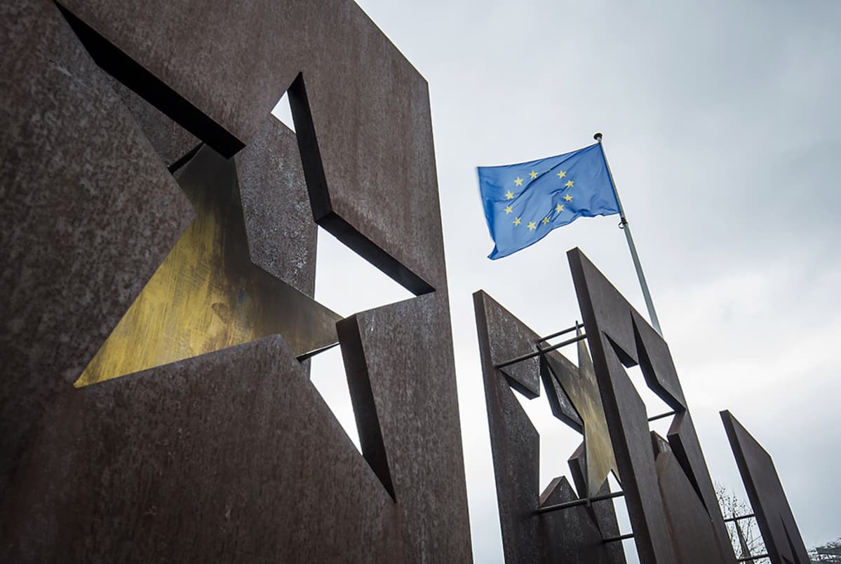 EU:n lippu liehuu tuulessa Schengen-sopimuksen muistomerkin yläpuolella 1. helmikuuta 2016.