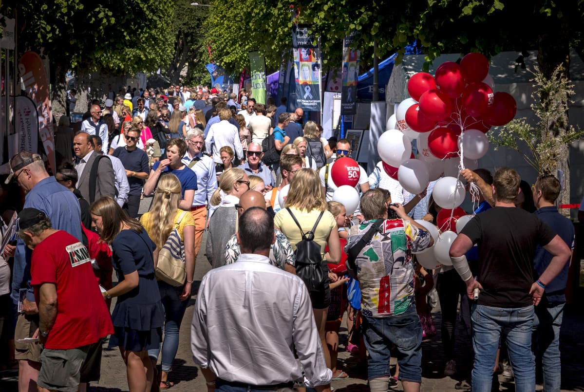 Almedalenin kadut ovat ruuhkaisia heinäkuun alkupäivinä. Erilaisia kampanjakojuja.