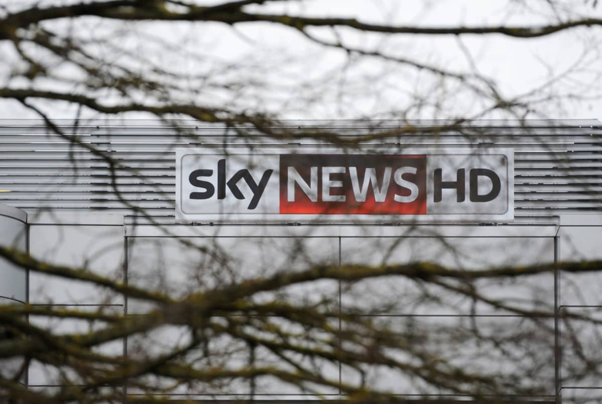 Sky News -uutiskanavan logo rakennuksen seinässä.