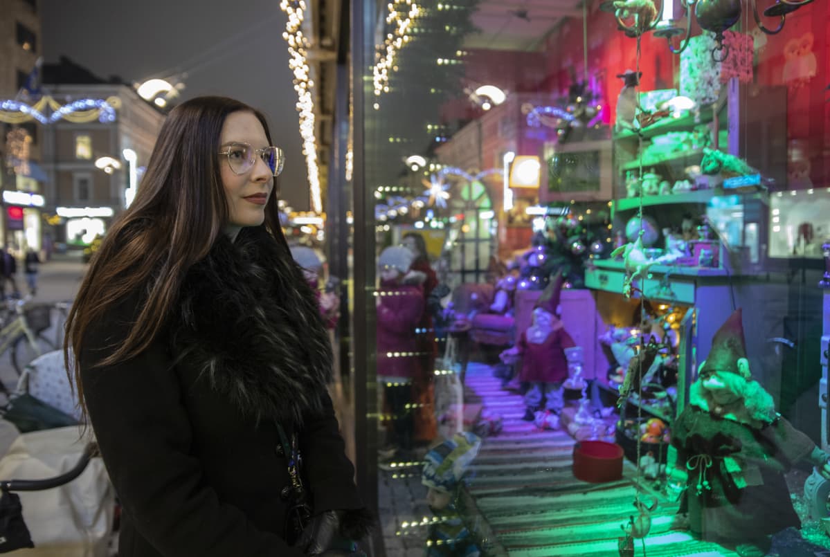 Turkulainen Janika Sirén katselee jouluikkunaa.