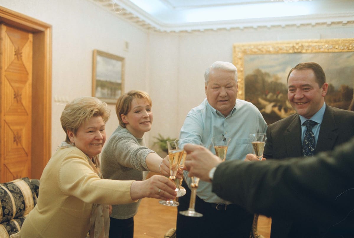 Dokumentissa seurataan, miten Jeltsinin kotona juhlitaan Putinin vaalivoittoa.