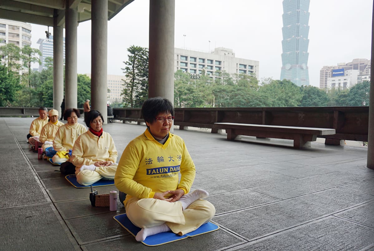 Falun Gongia Sun Yatsenin muistomerkillä Taipeissa