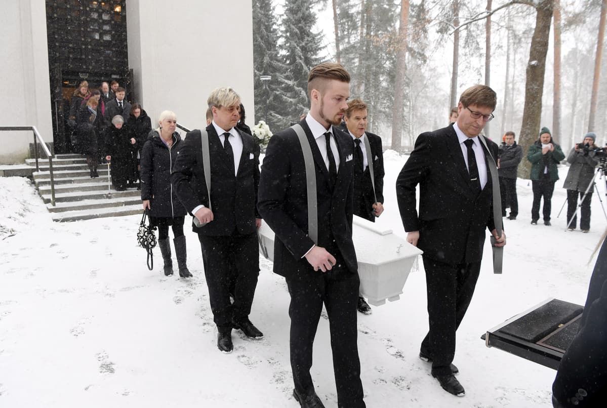 Matti Nykäsen arkku kannetaan autoon ennen hautajaissaattueen lähtöä