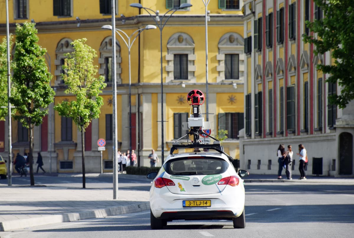 Googlen kuvausauto kuvaa Albanian Tiranassa.