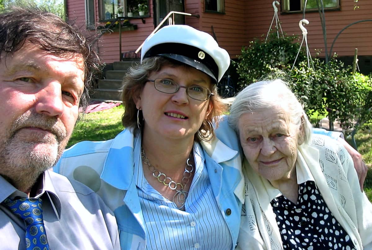 Paula Paananen omissa ylioppilasjuhlissaan.
