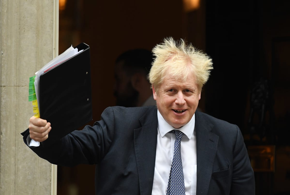 Boris Johnson tukka pystyssä.