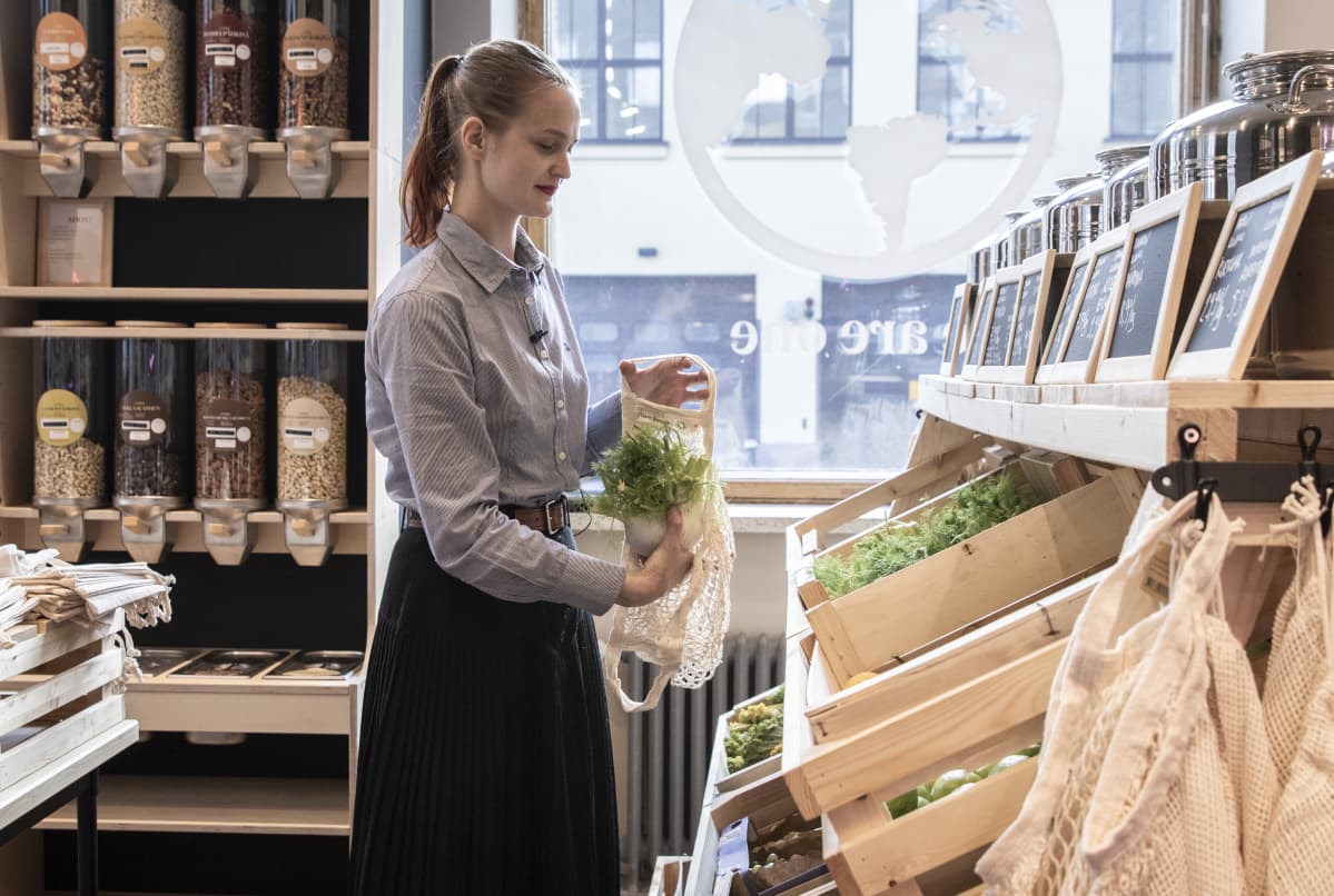 Kasvikset on sijoiteltu Unit Markt-kaupassa puulaatikoihin.