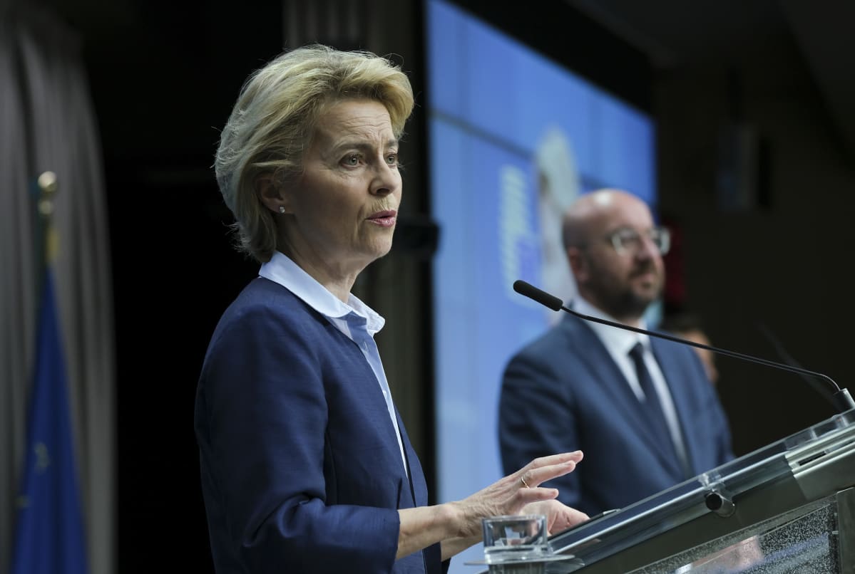 Komission puheenjohtaja Ursula von der Leyen ja Eurooppa-neuvoston puheenjohtaja Charles Michel videohuippukokouksen päätyttyä.