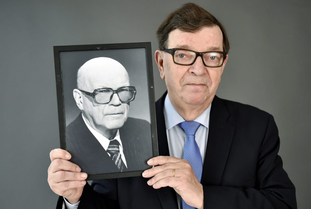 Paavo Väyrynen ja Urho kekkosen kuva.