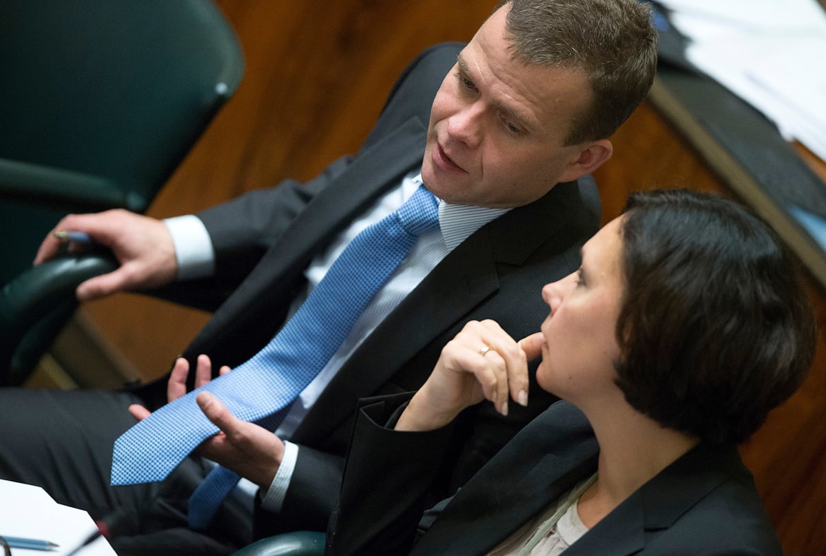 Petteri Orpo ja Anne-Mari Virolainen 13. Helmikuu 2013 eduskunnan istuntosalissa.