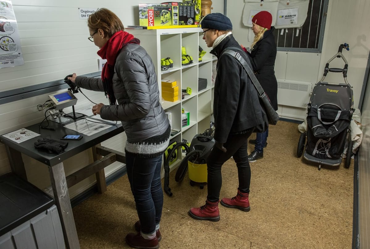 Elina ja Eeva Viljanen palauttivat tekstiilipesurin käytön jälkeen