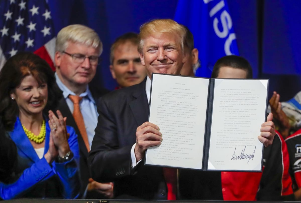 Yhdysvaltain presidentti Donald Trump esittelee allekirjoittamaansa viisumiasetusta.
