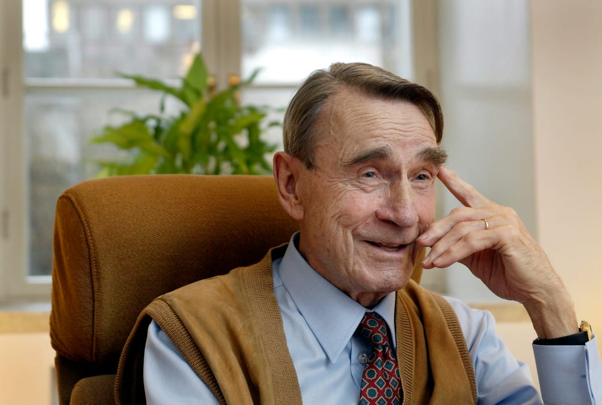 Presidentti Mauno Koivisto hymyilee.