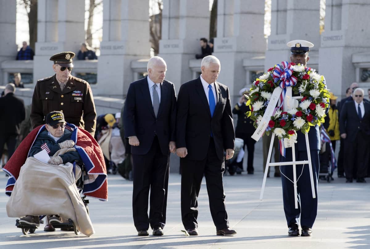 John McCain (keskellä), varapresidentiksi juuri valittu Mike Pence (oikealla) ja toisen maailmansodan veteraani Bill Flatters (vasemmalla) Japanin Pearl Harboriin tekemän hyökkäyksen 75-vuotispäivän seremoniassa.