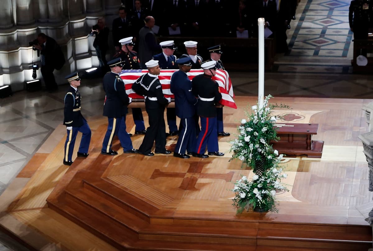Torstaina presidentti George H. W. Bushin arkku siirretään Teksasiin hautausta varten.
