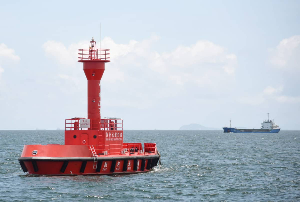 Majakkalaiva käyttää BeiDouta navigoimiseen merellä Hongkongin eteläpuolella lähellä Helmijoen jokisuuta.