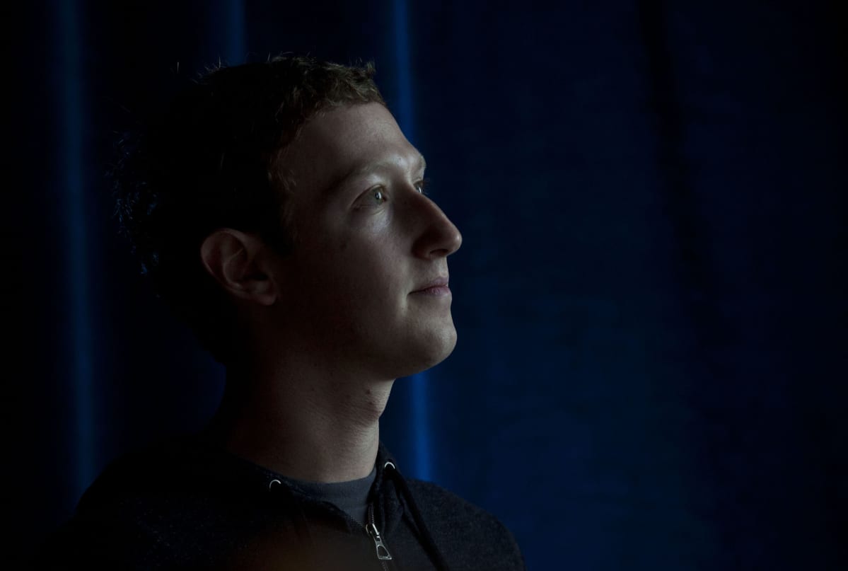 Kuvassa Facebookin perustaja ja toimitusjohtaja Mark Zuckerberg, tumma tausta.
