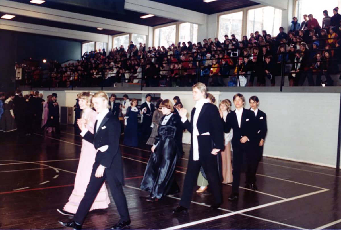 Vanhojenpäivän tanssit Roihuvuoren lukiossa vuonna 1978.