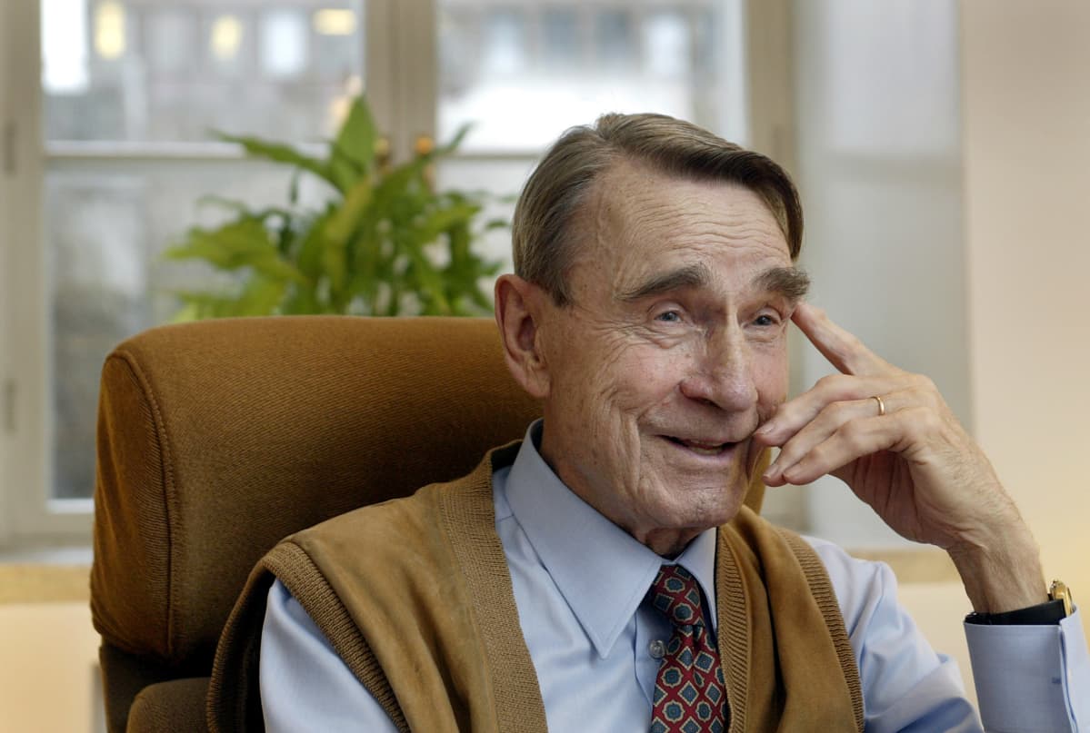 Presidentti Mauno Koivisto hymyilee.