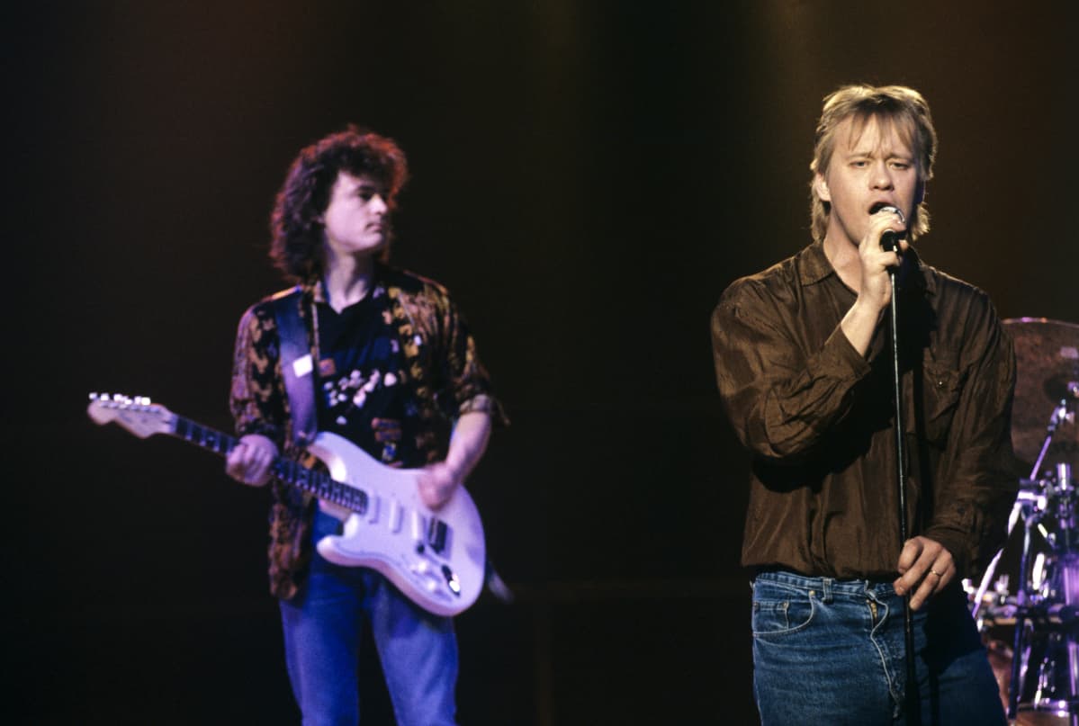 Eppu Normaali -yhtyeen kitaristi Juha Torvinen ja laulusolisti, sanoittaja Martti Syrjä "Citus, altius, rock 'n' roll -ohjelman kuvauksissa vuonna 1990.