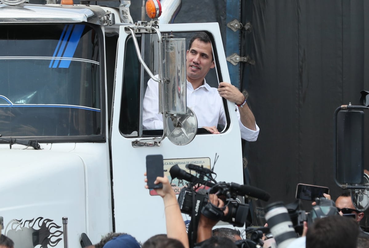 Oppositiojohtaja Juan Guaidó lähetti avustusrekat Kolumbian Cúcutasta kohti Venezuelaa.