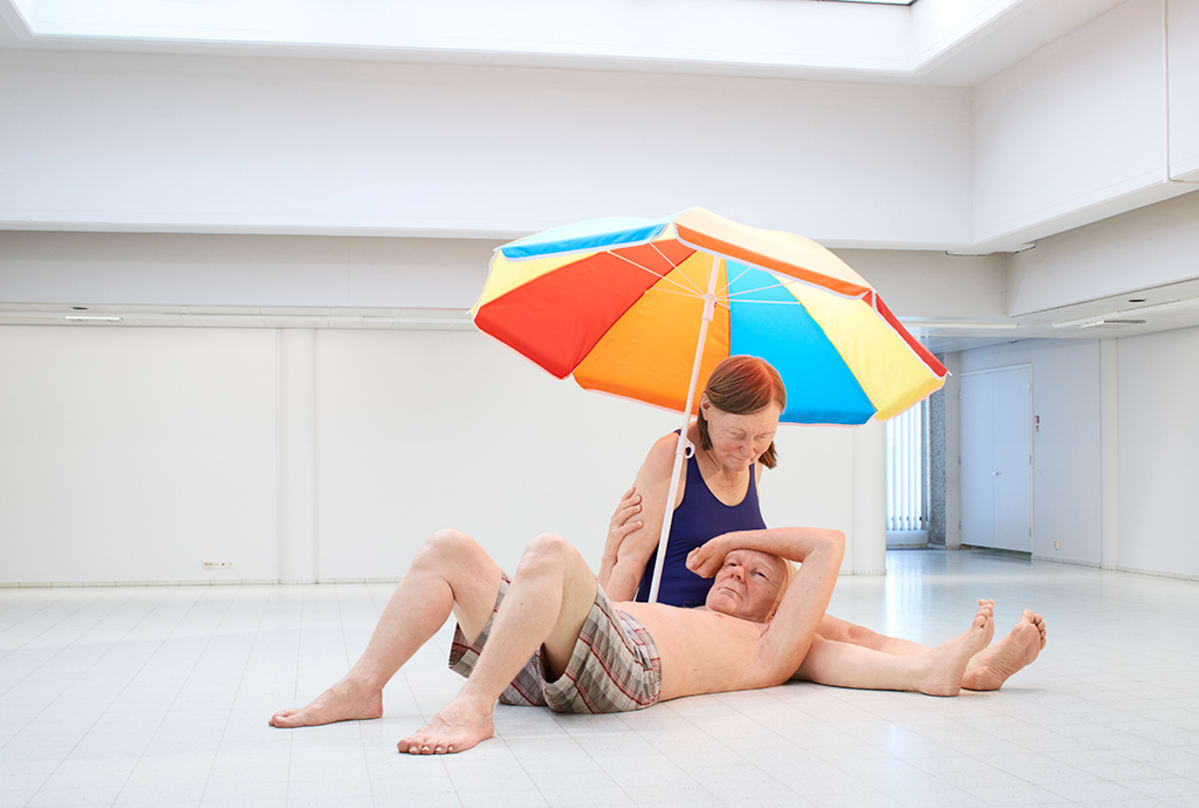 Veistos, Couple under an Umbrella | Pariskunta varjon alla. Sekatekniikka, 300 x 400 x 350 cm. Courtesy Hauser & Wirth / Anthony d'Offay, London