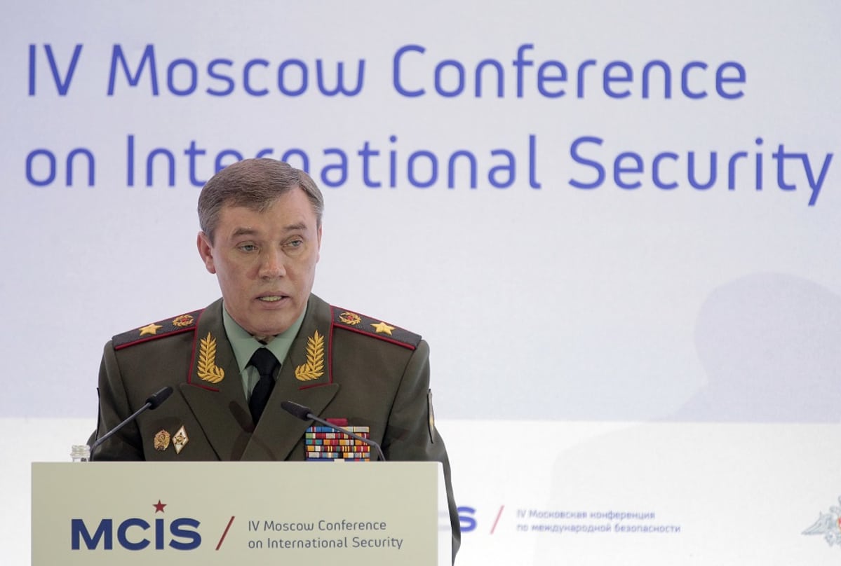 Kenraali Gerasimov seisoo puhujankorokkeen takana Moskovassa kansainvälisen turvallisuuden konferenssissa. Hänellä on yllään vihreä univormu, rintamuksessaan rivi kunniamerkkejä ja lehväkuviot kauluksissa.
