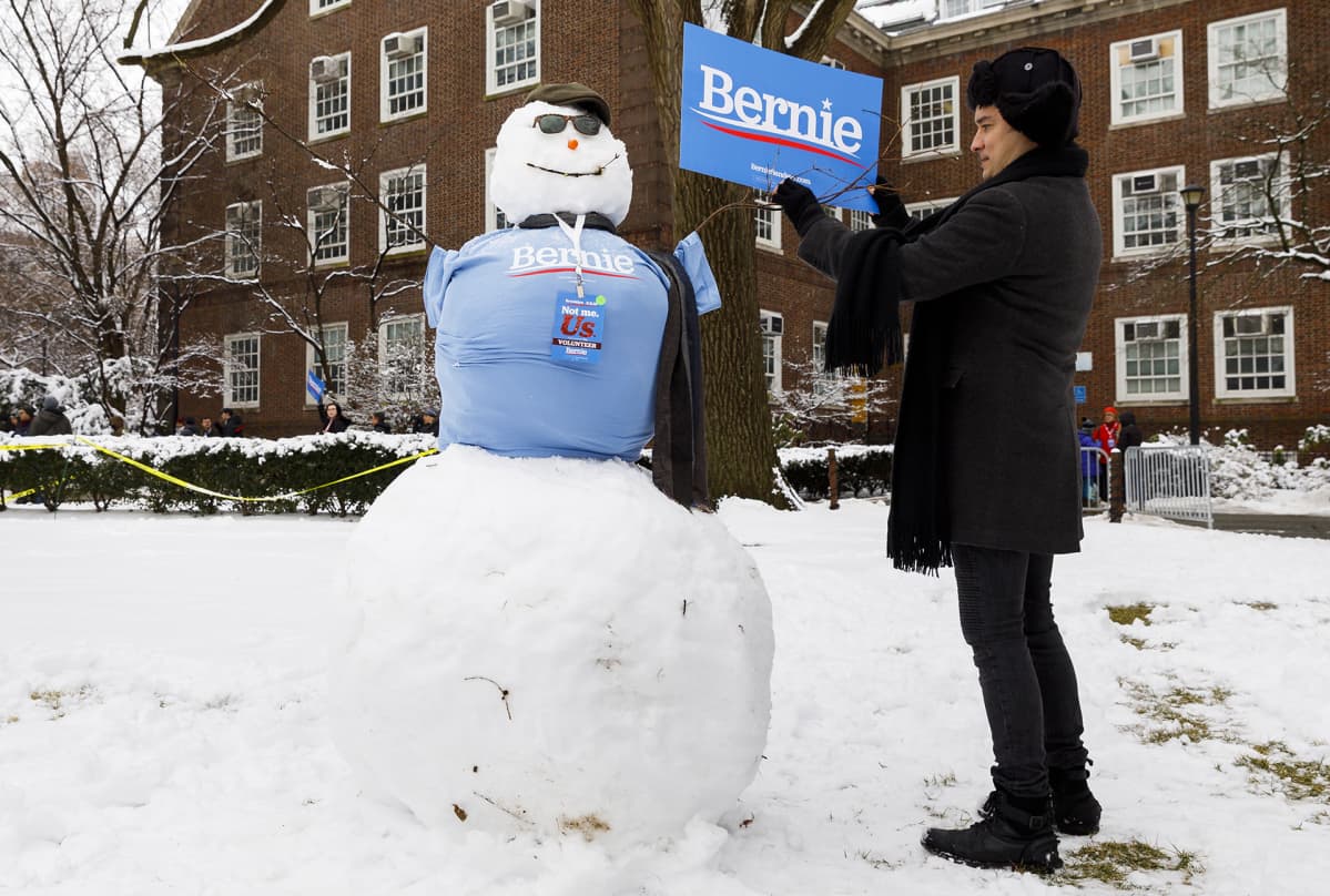 Mies korjasi Bernie Sandersia mainostavaa lumiukkoa Brooklynissa