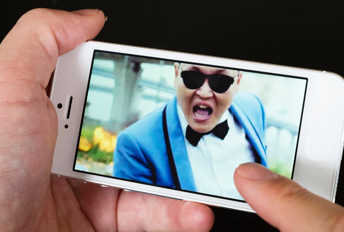 PSY:n Gangnam Style-video kännykän näytöllä.