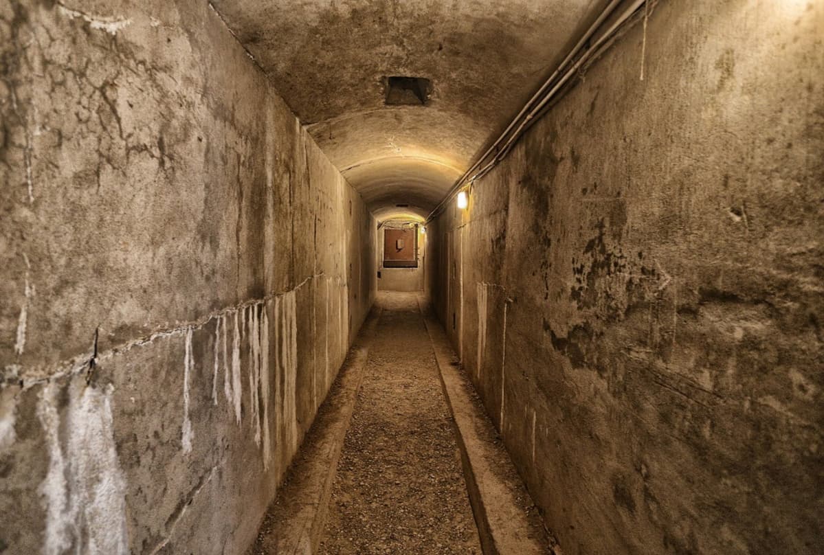 Betoniseinäinen tunneli.