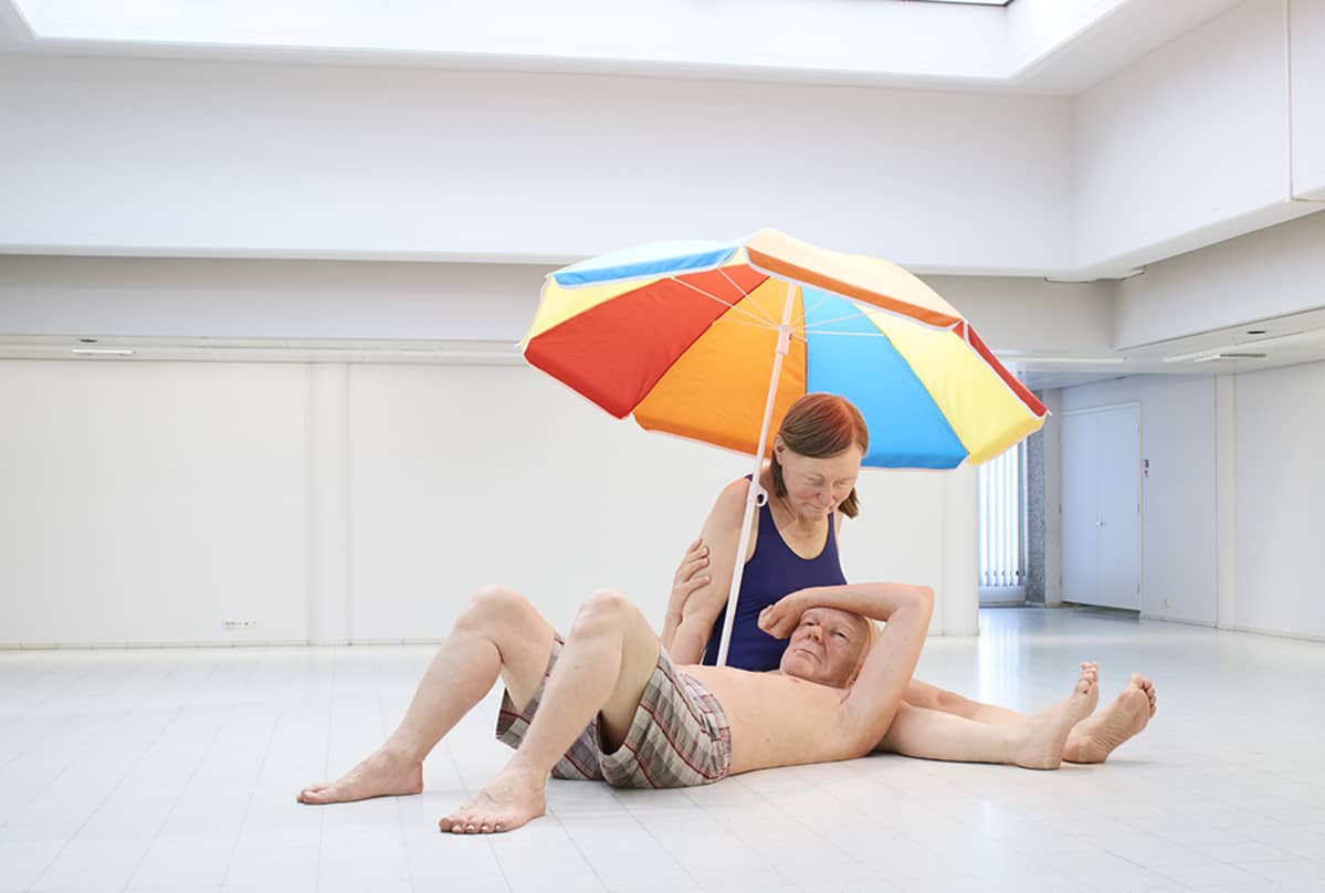 Veistos, Couple under an Umbrella | Pariskunta varjon alla. Sekatekniikka, 300 x 400 x 350 cm. Courtesy Hauser & Wirth / Anthony d'Offay, London