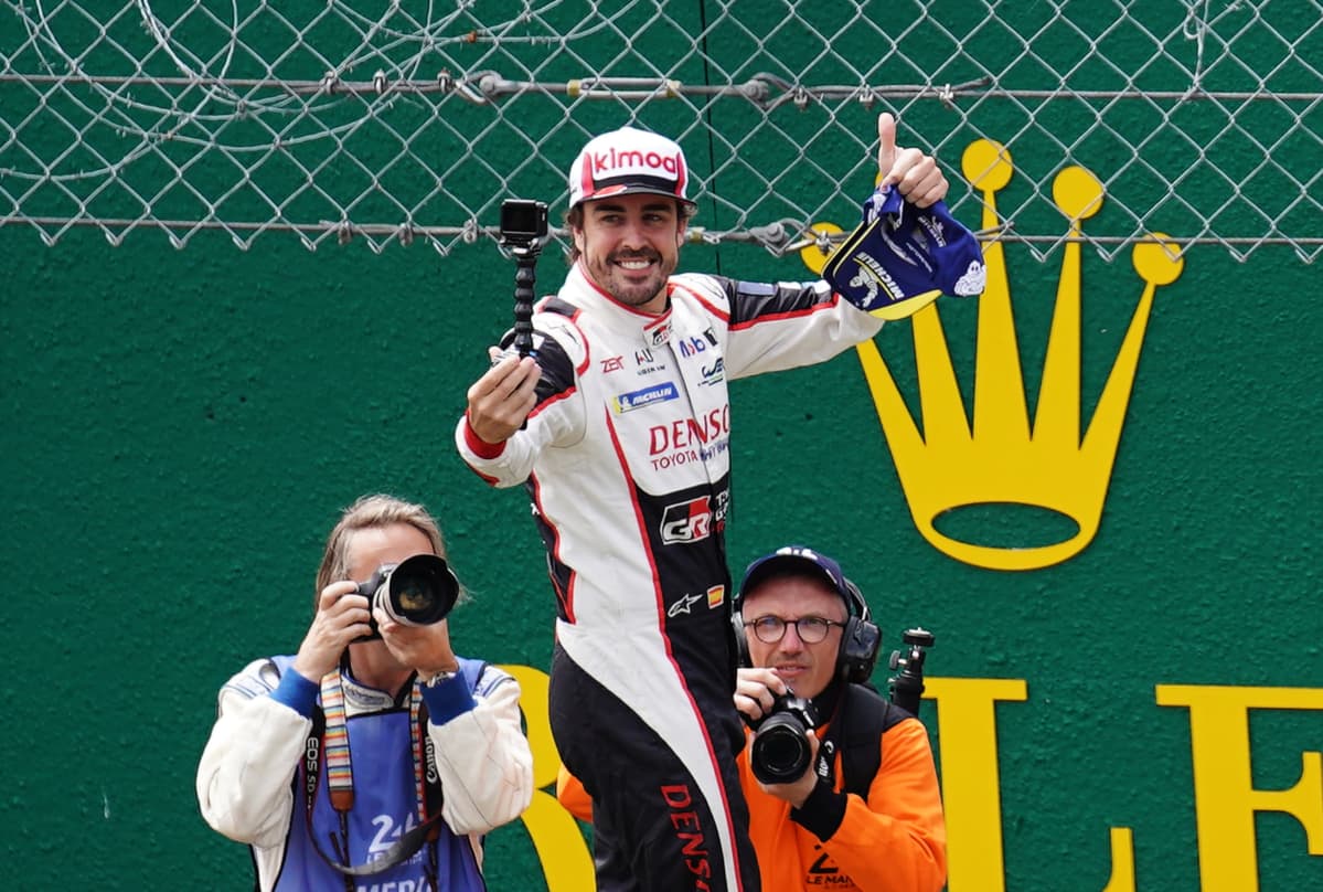 Fernando Alonso juhlii Le Mansin 24 tunnin ajon voittoa kesäkuussa 2019.