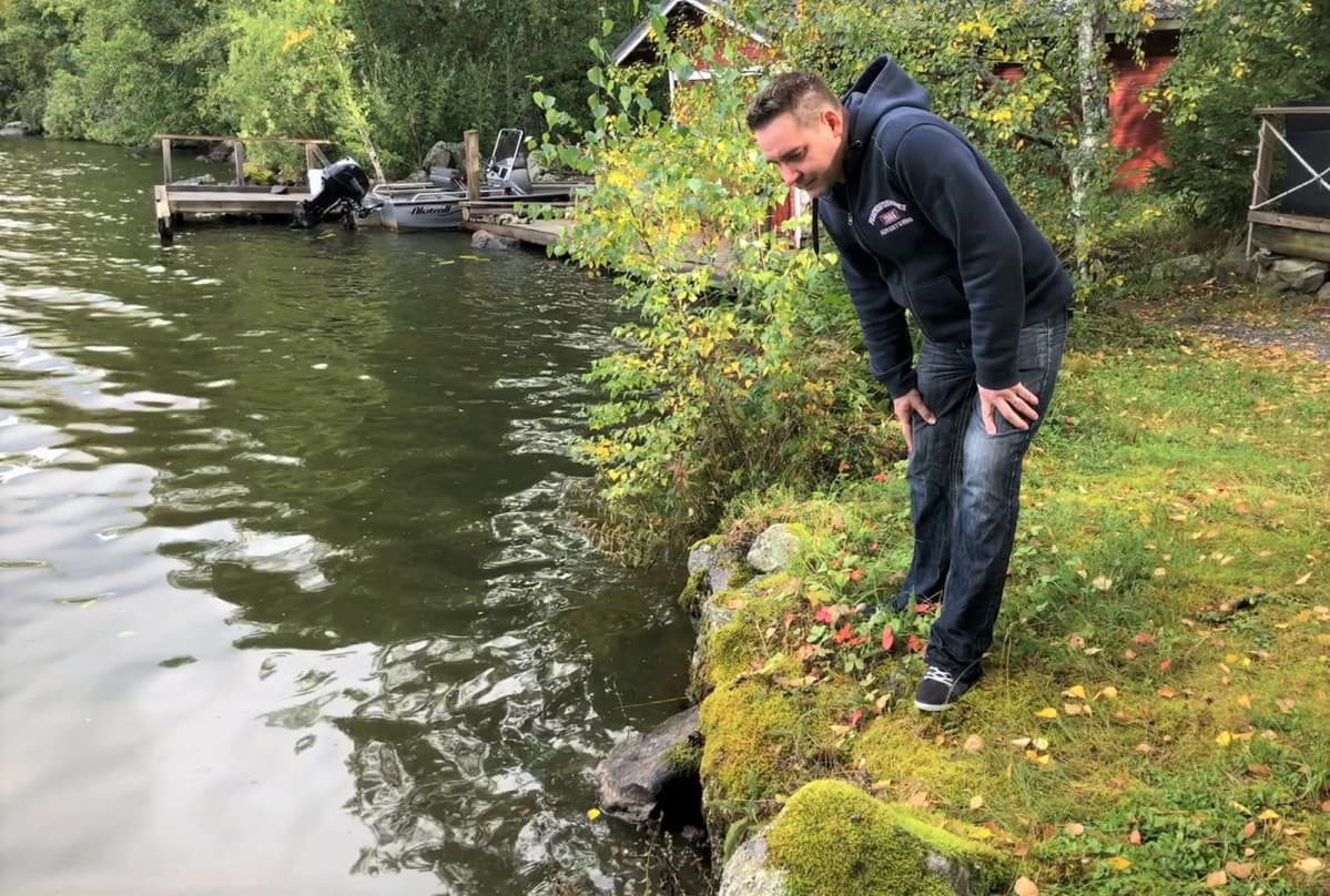 Mies katselee kivikkoiseen rantaveteen